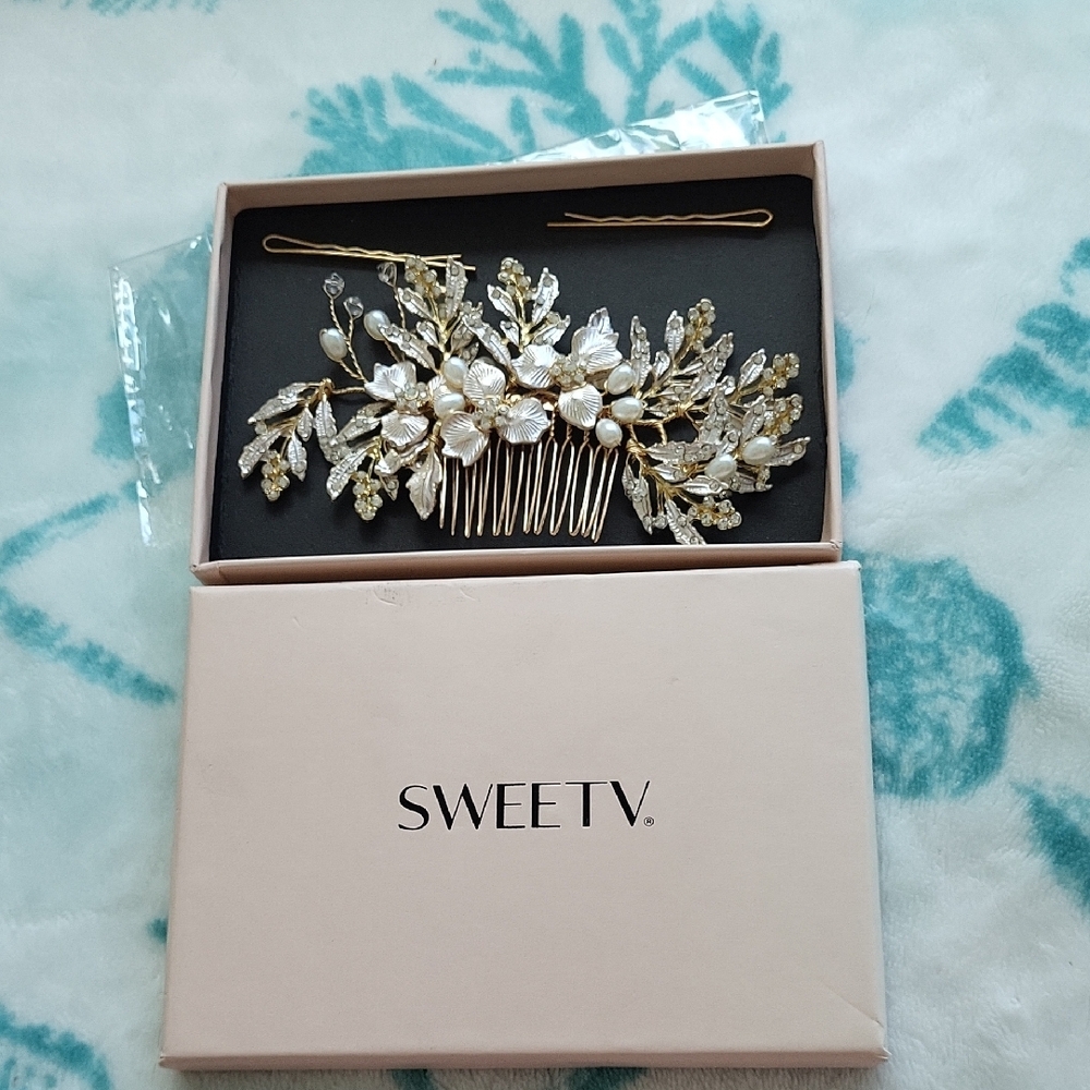 Gold and White Floral Hair Comb NIB